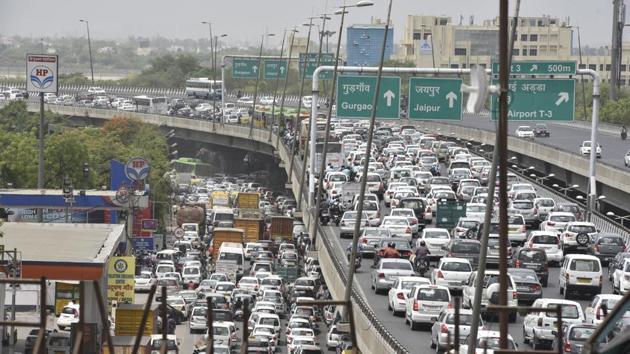 Commuters can avoid the jam at Mahipalpur on way to or from Delhi airport after the construction of the underpass is over.(Saumya Khandelwal/HT File)