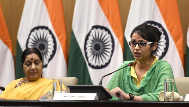 Uzma Ahmed, who returned from Pakistan, during a press conference with external affairs minister Sushma Swaraj in New Delhi on Thursday.(Arvind Yadav/HT PHOTO)