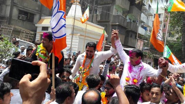 BJP workers celebrate in Panvel.(Praful Gangurde/HT)