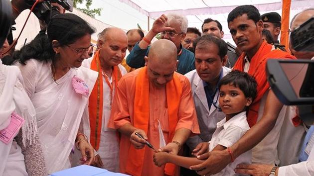 UP chief minister Yogi Adityanath launching the JE vaccination drive in Kushinagar(HT Photo)