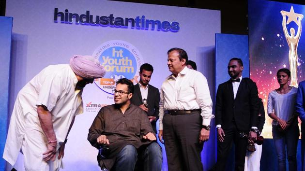 Capt Amarinder Singh talking to one of the achievers at HT Youth Forum 2017, in Chandigarh on Friday. (HT Photo)