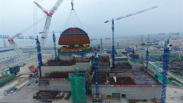 The “containment dome” of China’s first demonstration nuclear power project using the Hualong One technology being installed in eastern Fujian province on Thursday.(Courtesy www.news.cn)