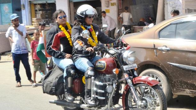Vasudha and Karuna during their halt in Agra on Thursday. (HT Photo) Vasudha and Karuna during their halt in Agra on Thursday. (HT Photo)