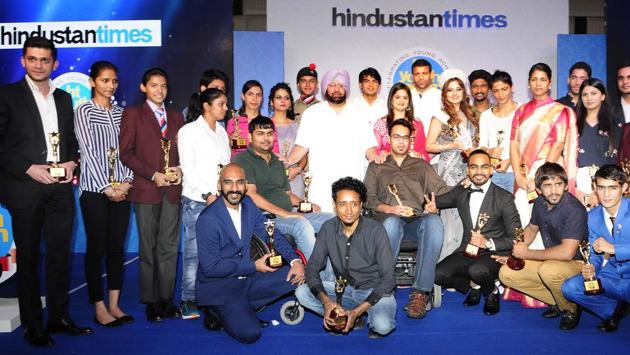 Punjab CM Amarinder Singh with achievers at HT Youth Forum 2017, in Chandigarh on Friday. (HT Photo)