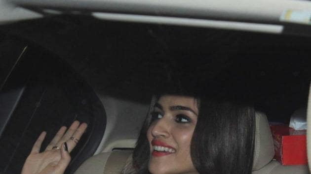 Kriti Sanon waves at the shutterbugs as she arrives for KJo’s party. (HT/ Prodip gUHA) Kriti Sanon waves at the shutterbugs as she arrives for KJo’s party. (HT/ Prodip gUHA)