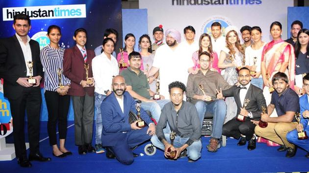 The achievers with Punjab chief minister Amarinder Singh at HT Youth Forum 2017 in Chandigarh on Friday.(HT Photo)