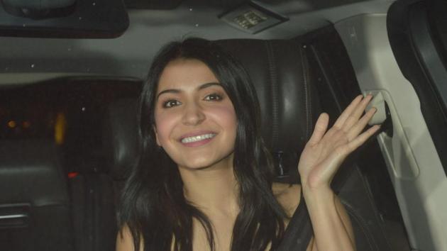 Anushka Sharma waves to the shutterbugs as she arrives for Karan Johar’s birthday party. (HT/ Prodip gUHA) Anushka Sharma waves to the shutterbugs as she arrives for Karan Johar’s birthday party. (HT/ Prodip gUHA)