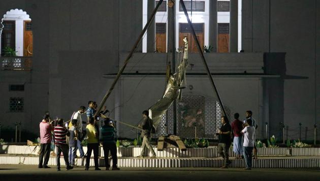 Bangladeshi workers take down a controversial statue on the premises of the country's highest court after Islamist radicals protested for months against what they called an "un-Islamic" Greek deity on May 26. (AFP Photo) Bangladeshi workers take down a controversial statue on the premises of the country's highest court after Islamist radicals protested for months against what they called an "un-Islamic" Greek deity on May 26. (AFP Photo)