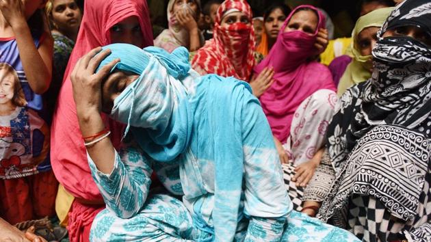 Relatives of the man shot dead by armed assailants at Jewar, in Greater Noida, on Thursday. (Virendra Singh Gosain/HT PHOTO) Relatives of the man shot dead by armed assailants at Jewar, in Greater Noida, on Thursday. (Virendra Singh Gosain/HT PHOTO)