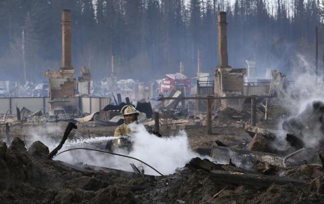 A firefighter works amidst the debris of burnt houses following recent wildfire. (Ilya Naymushin / Reuters) A firefighter works amidst the debris of burnt houses following recent wildfire. (Ilya Naymushin / Reuters)