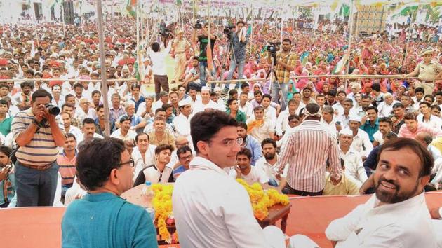 State Congress chief Sachin Pilot (centre) at a party meeting in Sirohi on Friday.(HT Photo)