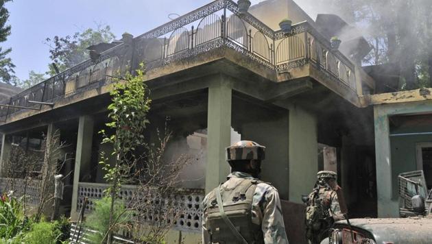 Security forces after an encounter with militants in Tral, Jammu and Kashmir, May 27, 2017.(Waseem Andrabi / HT Photo)