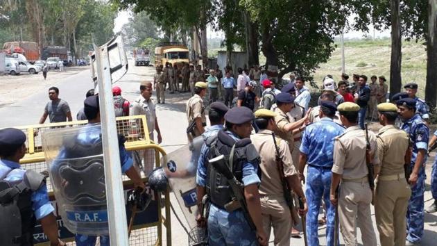 The Uttar Pradesh government rushed senior officials to a checkpost at Saharanpur district border to prevent Congress vice-president Rahul Gandhi from entering the region torn by caste violence. (Gulam Jeelani/HT Photo) The Uttar Pradesh government rushed senior officials to a checkpost at Saharanpur district border to prevent Congress vice-president Rahul Gandhi from entering the region torn by caste violence. (Gulam Jeelani/HT Photo)