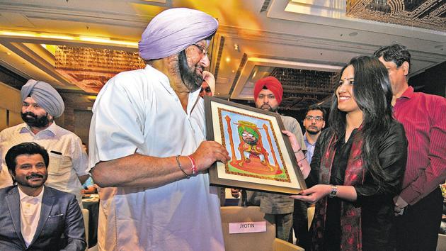 Punjab chief minister Captain Amarinder Singh accepting a portrait made by HT illustrator Daljeet Kaur Sandhu at HT Youth Forum 2017, in Chandigarh on Friday. (HT Photo)