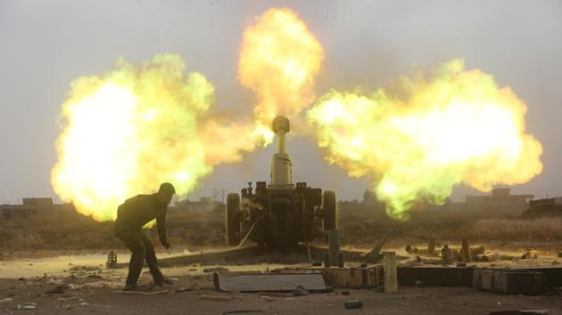 Popular Mobilization Forces (PMF) fire towards Islamic State militants during a battle on the outskirts of Al-Ba'aj, west of Mosul, Iraq May 26, 2017. Picture taken May 26, 2017. (REUTERS Photo) Popular Mobilization Forces (PMF) fire towards Islamic State militants during a battle on the outskirts of Al-Ba'aj, west of Mosul, Iraq May 26, 2017. Picture taken May 26, 2017. (REUTERS Photo)