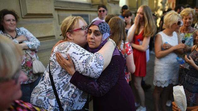 A Muslim woman who attends West Didsbury Mosque hugs another lady as she are her family hand out biscuits to members of the public in central Manchester, northwest England on May 26, 2017, as a gesture of solidarity. (AFP Photo) A Muslim woman who attends West Didsbury Mosque hugs another lady as she are her family hand out biscuits to members of the public in central Manchester, northwest England on May 26, 2017, as a gesture of solidarity. (AFP Photo)