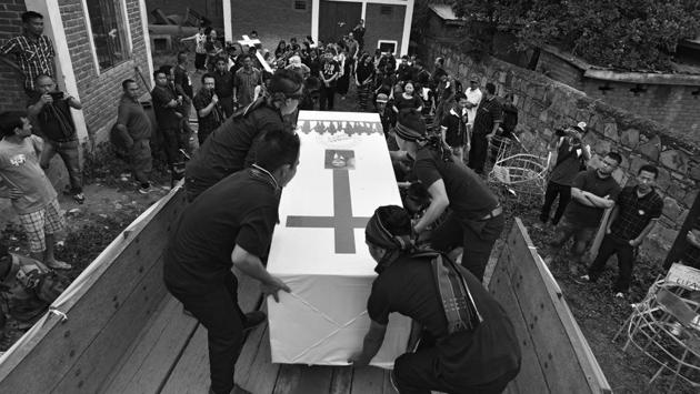 People load the coffins on a truck for their mass burial. The burial ground was on a hill across the Khuga dam just outside the town. It overlooked the valley and a lake. The MoU promises a memorial park on the site. (Ravi Choudhary/HT PHOTO)