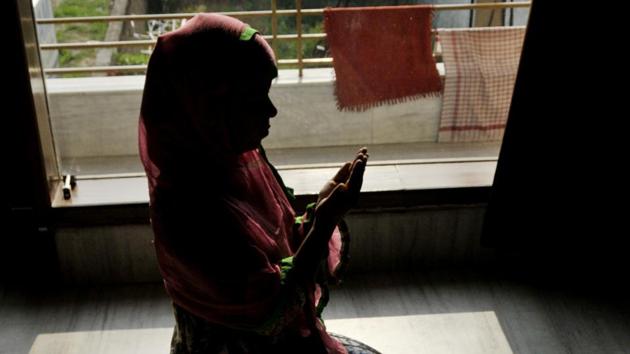 A devotee offering prayer before Iftyar party in Kharar on Thursday. (Karun Sharma/HT Photo)