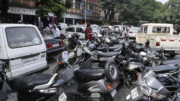 A recent chaotic scene at the Sector-22 parking lot.(HT File Photo)
