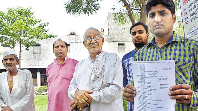 The family members of the victim Padam Singh who have lodged an FIR in the case. The woman has been absconding since the man’s death. (Sakib Ali/HT Photo) The family members of the victim Padam Singh who have lodged an FIR in the case. The woman has been absconding since the man’s death. (Sakib Ali/HT Photo)