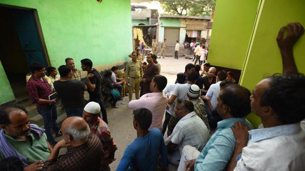 Police and villagers outside the house of the man shot dead by highway robbers. (Virendra Singh Gosain/HT PHOTO) Police and villagers outside the house of the man shot dead by highway robbers. (Virendra Singh Gosain/HT PHOTO)
