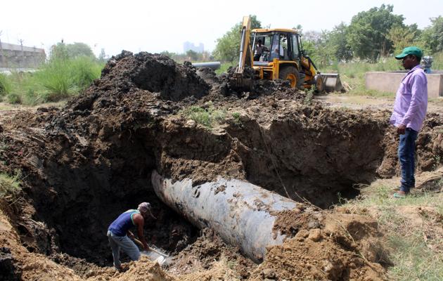 The Huda’s main waterpipe was damaged at Basai on Saturday. (HT PHOTO) The Huda’s main waterpipe was damaged at Basai on Saturday. (HT PHOTO)