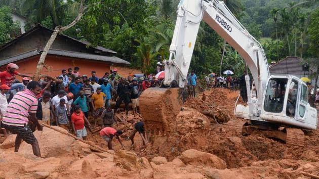 Sri Lankan military rescue workers and villagers search for survivors at the site of a mudslide in Bellana village in Kalutara on May 26, 2017. (AFP) Sri Lankan military rescue workers and villagers search for survivors at the site of a mudslide in Bellana village in Kalutara on May 26, 2017. (AFP)
