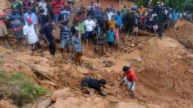 Sri Lankan military rescue workers and villagers search for survivors at the site of a mudslide in Bellana village in Kalutara on May 26, 2017. (AFP Photo) Sri Lankan military rescue workers and villagers search for survivors at the site of a mudslide in Bellana village in Kalutara on May 26, 2017. (AFP Photo)