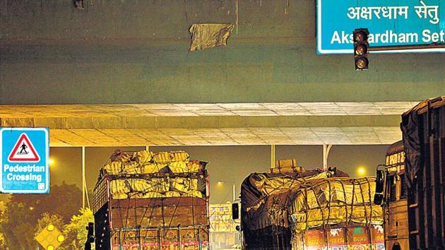Centre maintains that diesel vehicles contribute little to the pollution in Delhi. The Delhi government in a report submitted to the NGT claims that only 41 of the 759 trucks entering Delhi violate norms. (Raj K Raj/HT Photo) Centre maintains that diesel vehicles contribute little to the pollution in Delhi. The Delhi government in a report submitted to the NGT claims that only 41 of the 759 trucks entering Delhi violate norms. (Raj K Raj/HT Photo)
