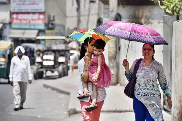 On a day the mercury soared, power cuts of up to 4-5 hours drove the discomfort level of Gurgaon residents. (Sanjeev Verma/HT PHOTO) On a day the mercury soared, power cuts of up to 4-5 hours drove the discomfort level of Gurgaon residents. (Sanjeev Verma/HT PHOTO)