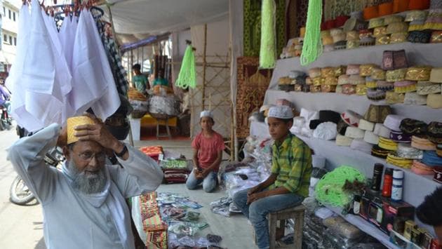 Markets in Lucknow are decked up with commodities required during Ramzan.(HT Photo)