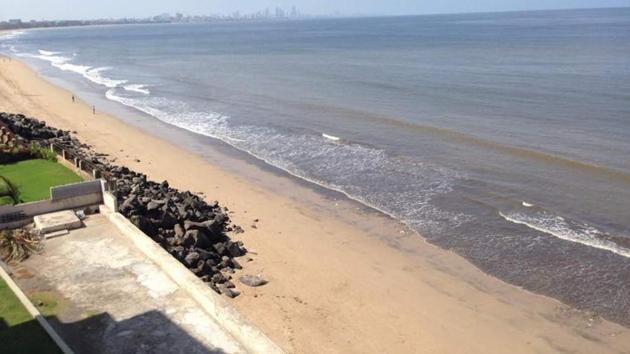 A photo of a spick-and-span Versova beach that Afroz Shah tweeted recently.(HT File Photo)