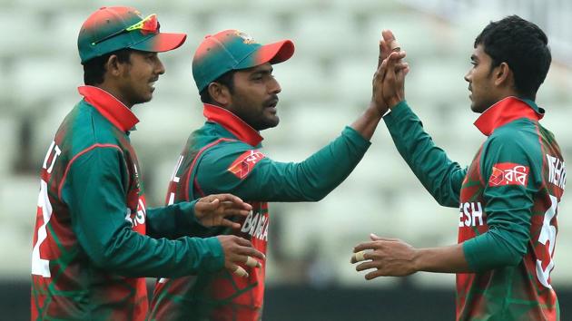 Bangladesh fielder Imrul Kayes (C) celebrates with teammates after catching Pakistan batsman Shoaib Malik. (AFP) Bangladesh fielder Imrul Kayes (C) celebrates with teammates after catching Pakistan batsman Shoaib Malik. (AFP)