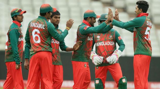 Bangladesh fielder Imrul Kayes (C) celebrates with teammates after catching Pakistan batsman Shoaib Malik. (AFP) Bangladesh fielder Imrul Kayes (C) celebrates with teammates after catching Pakistan batsman Shoaib Malik. (AFP)
