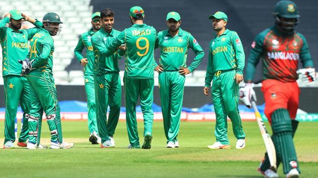 Pakistan's Imad Wasim (C) celebrates with teammates the wicket of Bangladesh batsman Imrul Kayes (R). (AFP) Pakistan's Imad Wasim (C) celebrates with teammates the wicket of Bangladesh batsman Imrul Kayes (R). (AFP)