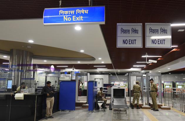 The heritage line will serve as the best mode of transport to see everything from the Janpath flea market to Jama Masjid. (Sonu Mehta/HT PHOTO)
