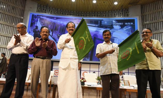 Union minister Harsh Vardhan and M Venkaiah Naidu and chief minister Arvind Kejriwal at the inauguration of the Heritage Line on Sunday. (Sonu Mehta/HT PHOTO)