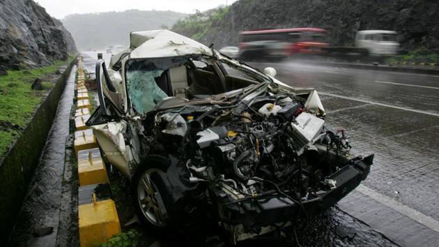 The number of road accidents on the Mumbai-Pune Expressway came down to 281 in 2016 from 313 in 2015(HT)