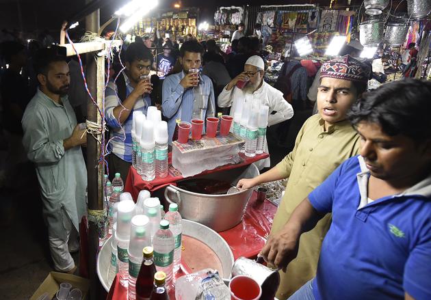 Devotees break their fast on the first day of Ramzan at Jama Masjid in Old Delhi. The lanes of Old Delhi become a paradise for food lovers looking for something delicious to gorge on during Ramzan. (Raj K Raj/HT PHOTO) 