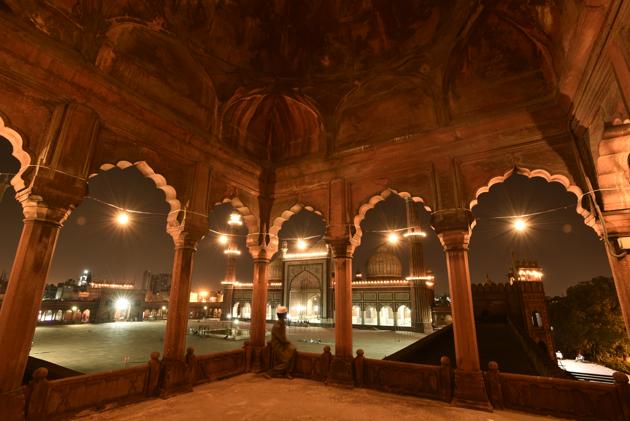 Illuminated Jama Masjid seen on the first day of Ramzan.  (Burhaan Kinu/HT PHOTO) 