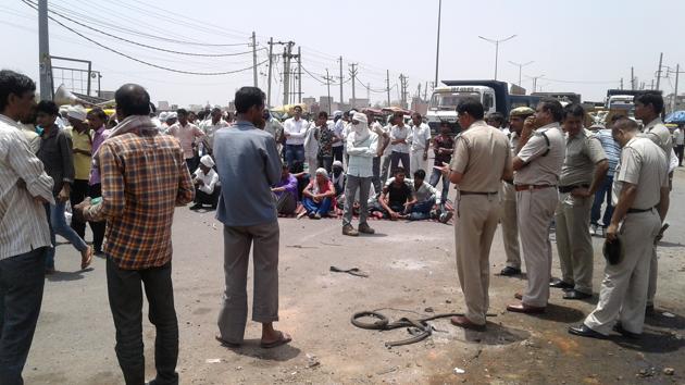 BEST QUALITY- Residents of a village at Sohna in Gurgaon on Sunday blocked Sohna road for more than an hour demanding action by the police in kidnapping of a minor girl. Even women took up lathis and clashed with the police. (HT Photo**Pics received on May 28, 2017**(Please check with rashpal.singh for details)