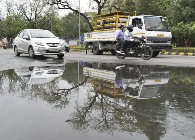 he System of Air Quality and Weather Forecasting and Research (SAFAR) which maintains the Air Quality Index of Delhi revealed that the showers also brought down the PM2.5 and PM10 levels from ‘poor’ to ‘moderate’. (Arvind yadav / HT Photo)