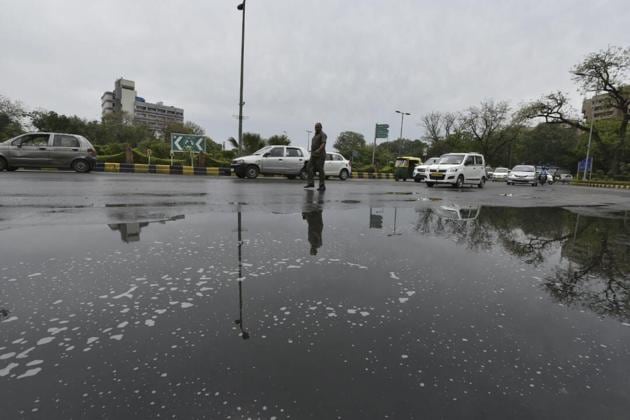 Met officials have predicted that the day temperature would remain much below the 40 degrees Celsius mark at least till Friday, as another spell of dust storm and thunderstorm is likely to hit Delhi later this week. (Arvind Yadav / HT photo)