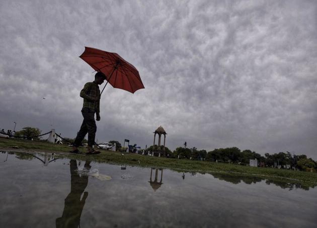 Delhites woke up to a bath-fresh morning on the first day of the week as an overnight rain helped to bring down both the mercury level and the pollution on Monday morning. (Ravi Choudhary / HT Photo)