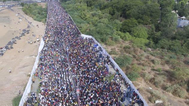 Around 5,058 people came together to sweep the venue spread over one kilometre. (Twitter) Around 5,058 people came together to sweep the venue spread over one kilometre. (Twitter)