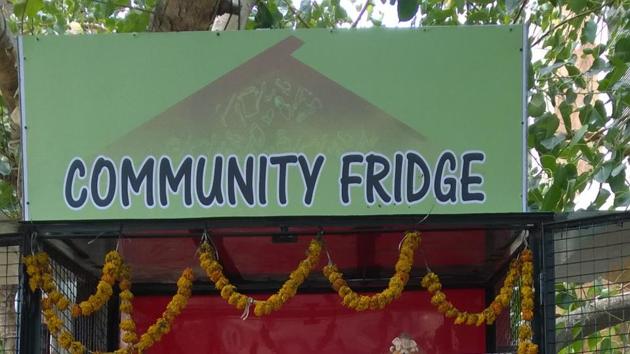 The community fridge in Oshiwara serves freshly made poha, vada pavs and fresh fruits daily.(HT Photo) The community fridge in Oshiwara serves freshly made poha, vada pavs and fresh fruits daily.(HT Photo)