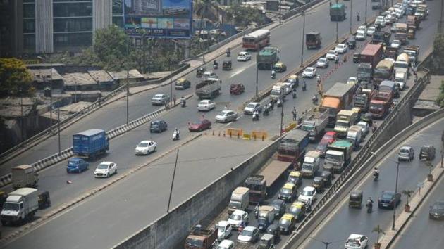 MMRDA officials said they will tweak the bid conditions to attract road contractors to carry out pre-monsoon repairs.(HT File Photo)