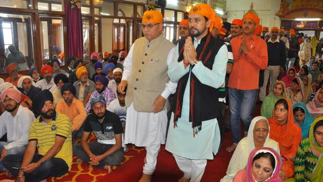MP Anurag Thakur along with local MLA Suresh Bharadwaj pay obeisance on the occasion of martyrdom anniversary of Sikh Guru Arjun Dev Ji at gurudwara near the bus stand in Shimla on Monday. (Deepak Sansta/HT Photo)