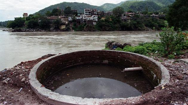 An open sewage pit right on the banks of the Ganges at Rishikesh.There are roughly 144 drains that deposit wastewater into the Ganga. P.M Narendra Modi launched the Namami Gange programme with a budget of 20,000 crore for a five-year period ending in 2020. Despite millions of rupees spent to keep the holy river clean, the state of the river has been on the deteriorating trend. (HT Photo) 