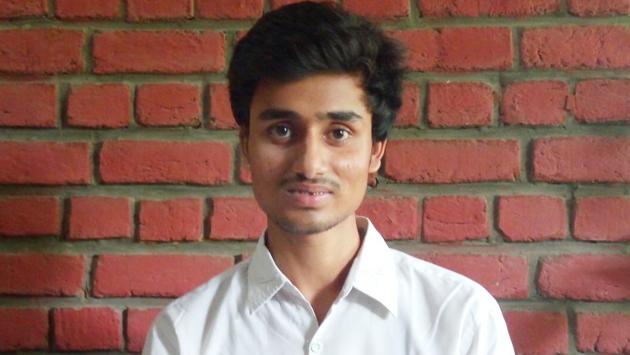 Minnatullah, who had participated in Sa Re Ga Ma Pa Lil Champs, has scored 93.7% in his class 12 boards. His achievements come despite his family’s financial constraints. Hailing from Araria district of Bihar, Minnatullah stays in Noida sector 8 with his parents and five siblings. His father Reyazuddin (48) is the sole bead earner of the family. Every day Reyazuddin rides his cycle to collect brown bread from factories and supply them to shopkeepers in Noida for a meagre sum. (HT Photo)